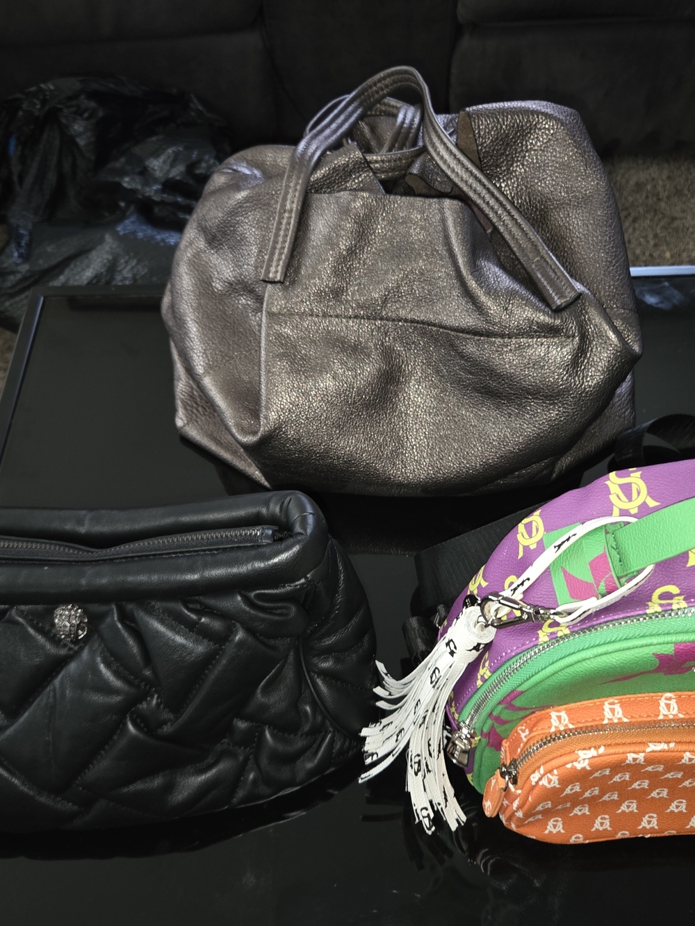 Handbags - Picture 4 of 6